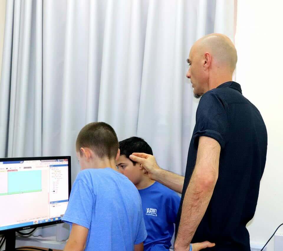 אסף מדריך תלמידים במהלך שיעור